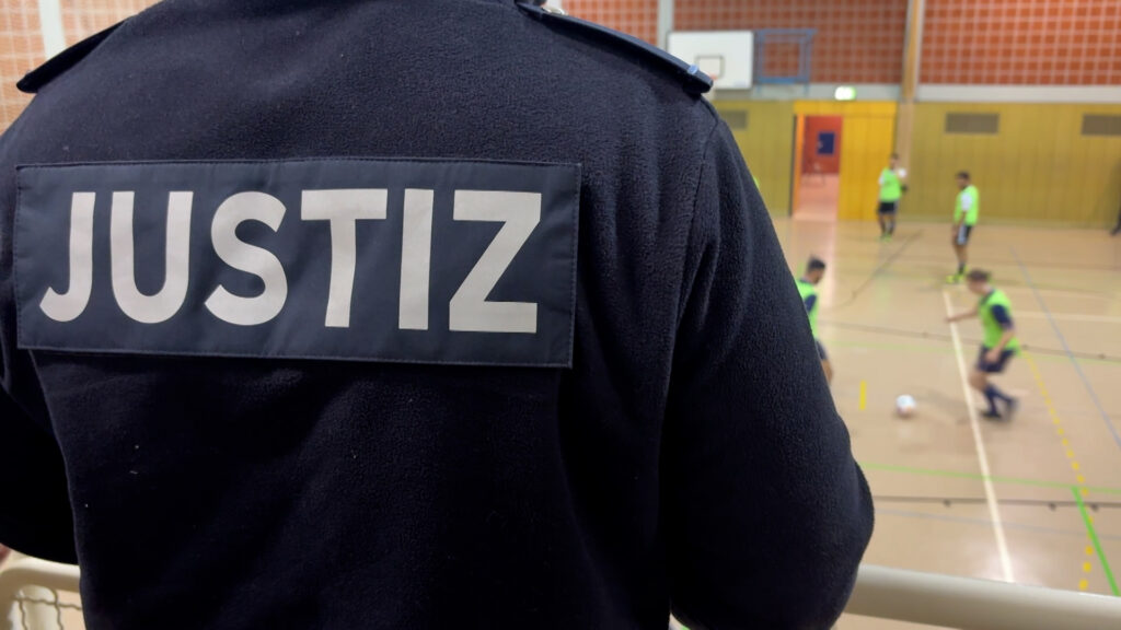 Fußball im Gefängnis - In der JVA Rockenberg spielen Häftlinge gegen Polizisten