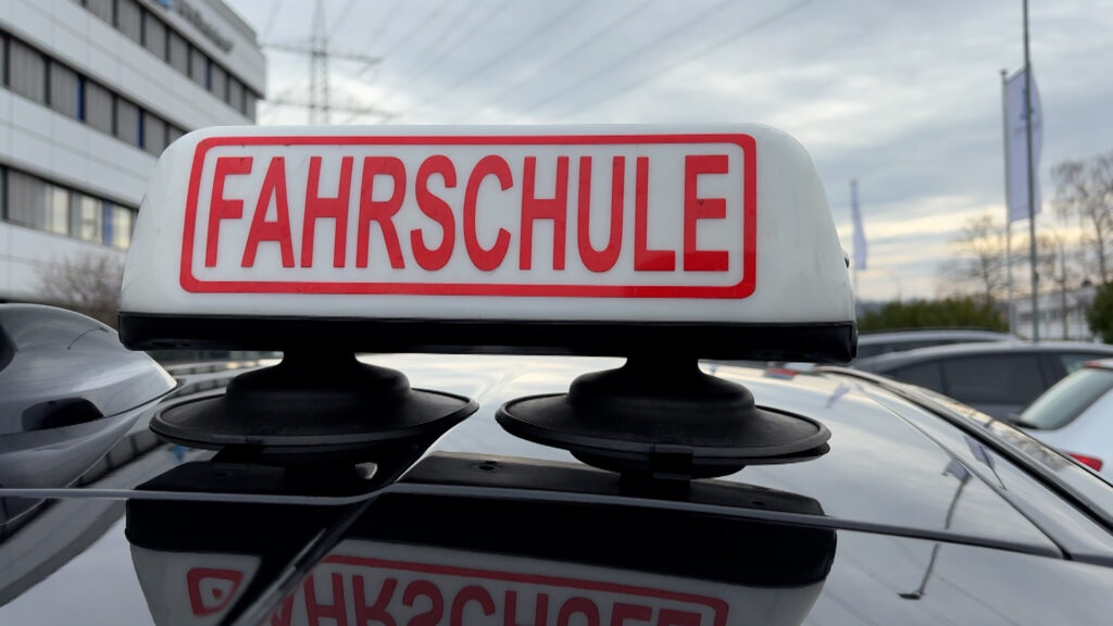 Führerschein soll günstiger werden - Fahrschulen schlagen Alarm
