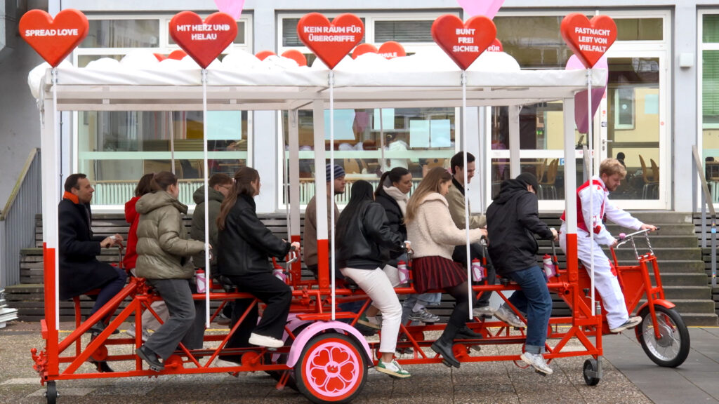 Studierende aus Mainz bauen Fastnachtswagen "Helau Love"