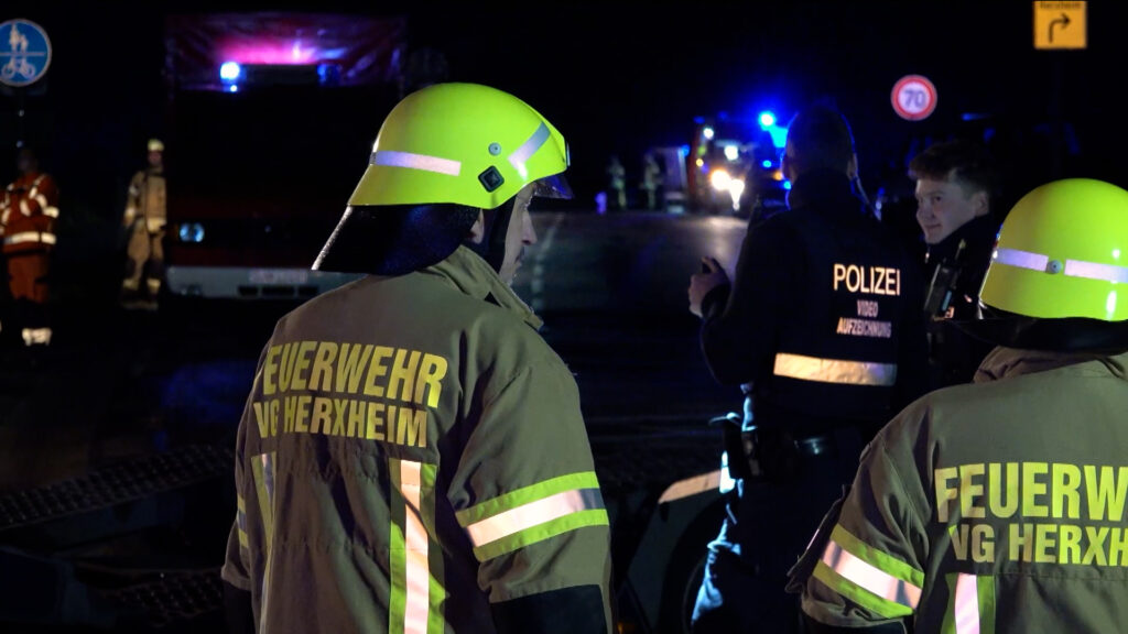 Zug kollidiert mit Autotransporter