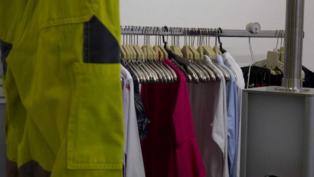 KI sortiert Altkleider